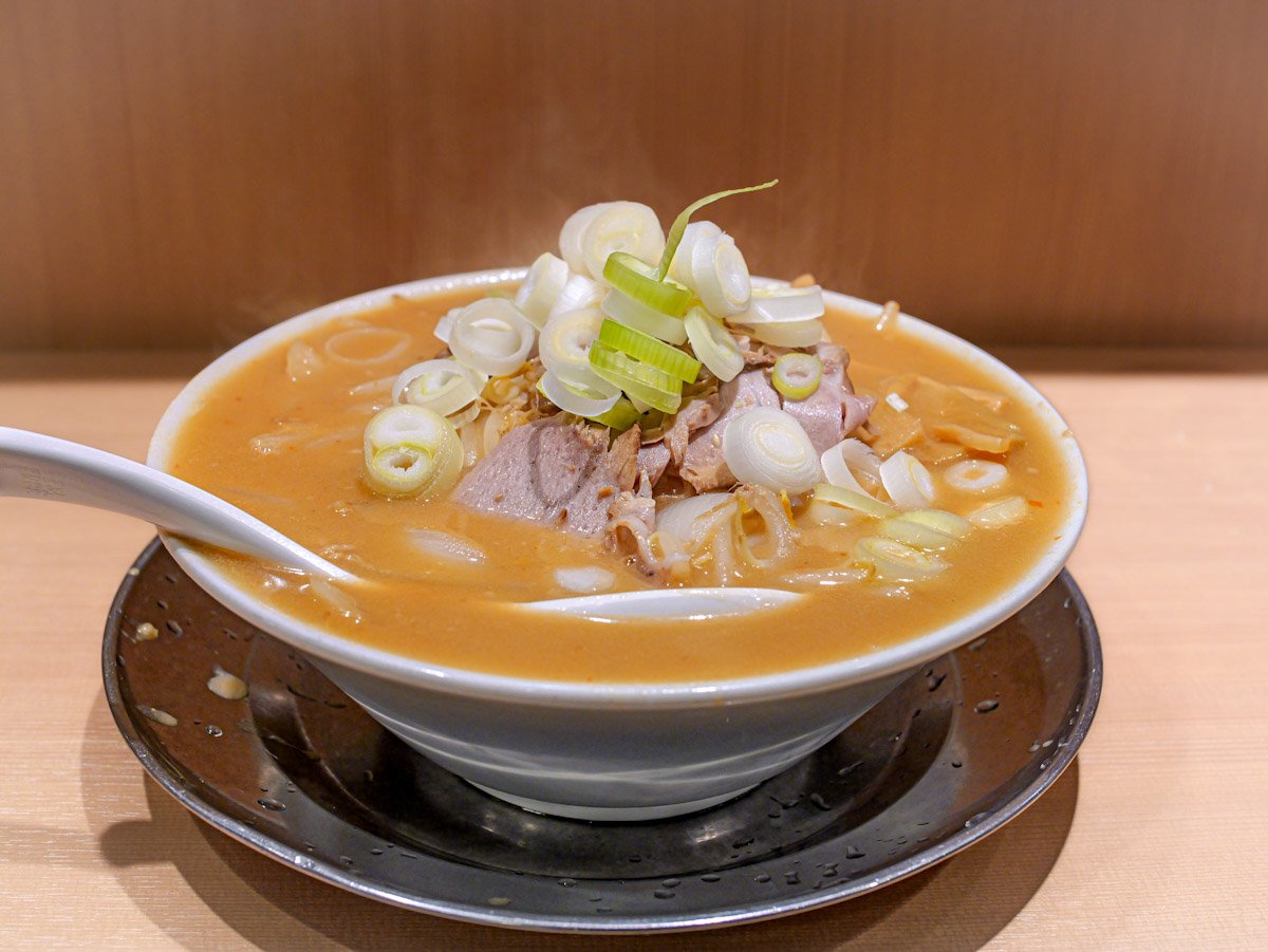 djtwowho's tweet photo. あぢあぢっの札幌味噌ラーメン
@札幌 六坊　
注文は味噌だったんですが隣でめちゃ旨そな黒いスープのラーメン食べてるお嬢さんを見て、あ！やっちまったかな〰️
しかしだ、見た目はストレートド真ん中と思いきや結構クセ玉のラーメンでしてネバリゴシのスープと森住麺にして乾杯ぃ。キモは玉ねぎかな。 https://t.co/aeweWaGDTL