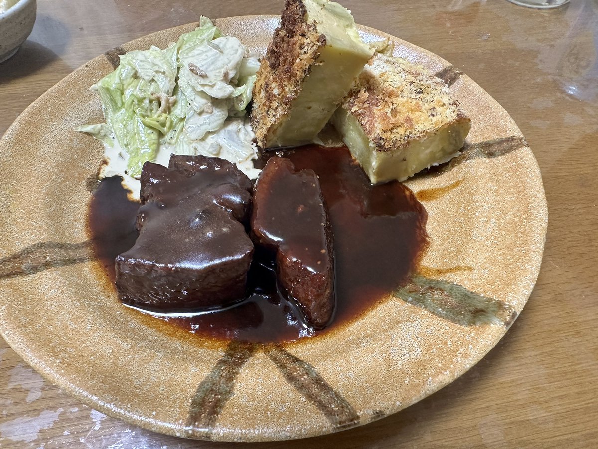 skcas2's tweet photo. 盛り付けもだが、写真撮るのが下手やなぁ
赤ワイン角煮美味し https://t.co/6BJ0YLyTik