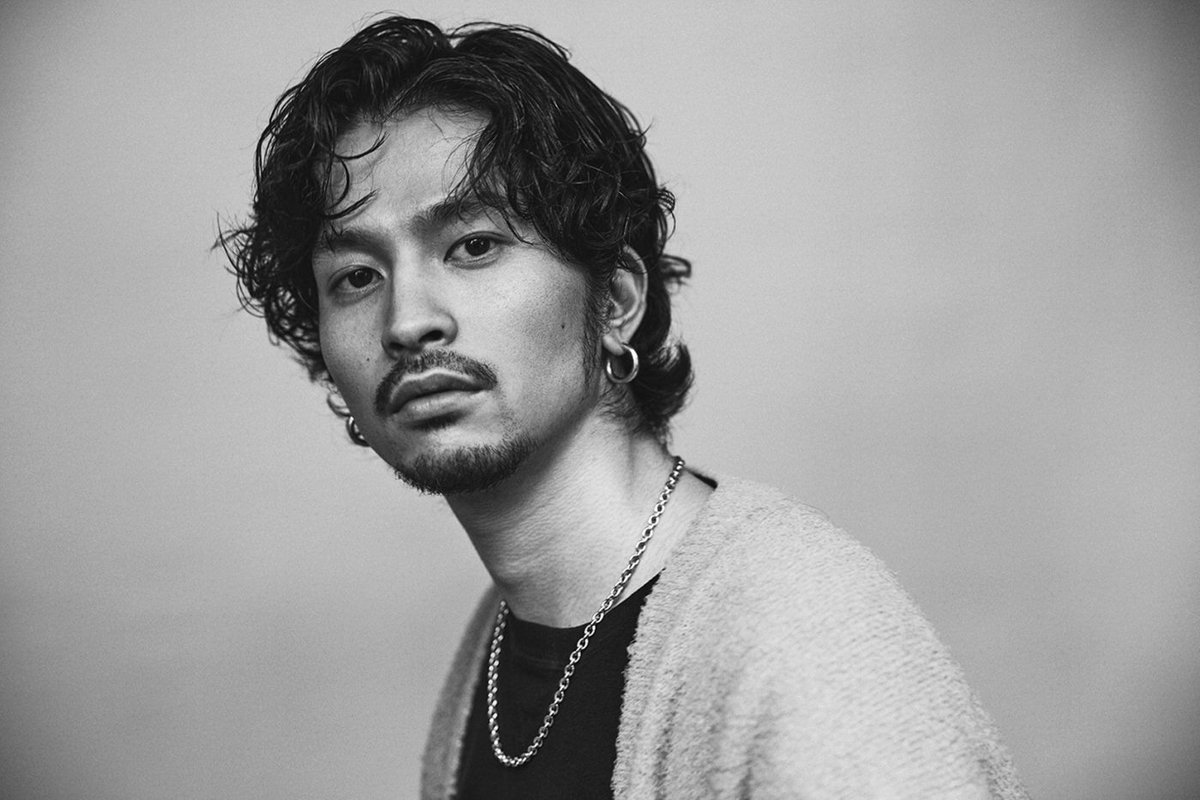 King Gnu常田大希はこんな言葉を残している。

「東京藝大出身っていえば聴いてもらいやすくなる。自由に生きるために藝大に入ったって感じです」 

日本最高峰の音楽大学を、
「肩書きを手に入れる道具」として使った。

在学中、小澤征爾の楽団に参加。
しかしこれも1年で辞めた。