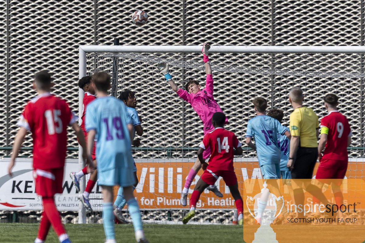 ScottishYouthFA's tweet image. 📷 Some intense moments from the first half of our 14s Cup Final

#SYFAinspireCup #inspired @inspiresport @Giffnock_SC @LochendFA @CollargeImages