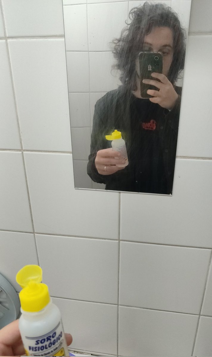 quando você e o único na firma que vai no banheiro a cada 20 minuto dar um raio no soro fisiologico