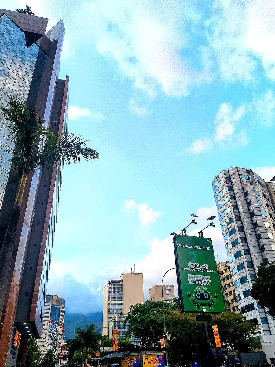 El Rosal, municipio Chacao del Estado Bolivariano de Miranda 🇩🇪, con la vertiente sur del Parque Nacional Waraira Repano como fondo.