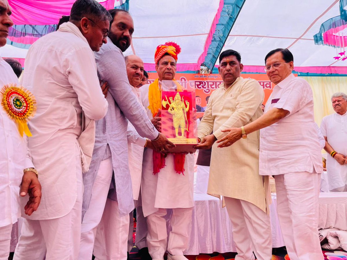 MLBadoli's tweet image. जय दादा परशुराम 🙏🚩

भगवान श्री परशुराम जी के जन्मोत्सव के अवसर पर आयोजित कार्यक्रम में बतौर मुख्य अतिथि शिरकत की।

इस अवसर पर उपस्थित सभी परिवारजनों को हार्दिक बधाई एवं शुभकामनाएं प्रेषित कीं 🙏