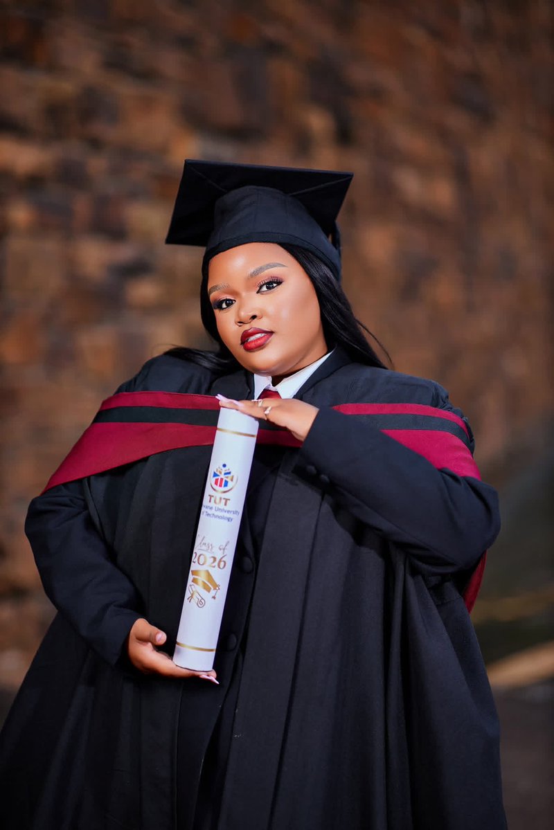 naytholo's tweet image. She worked as a petrol attendant to fund her studies 🤌🏻