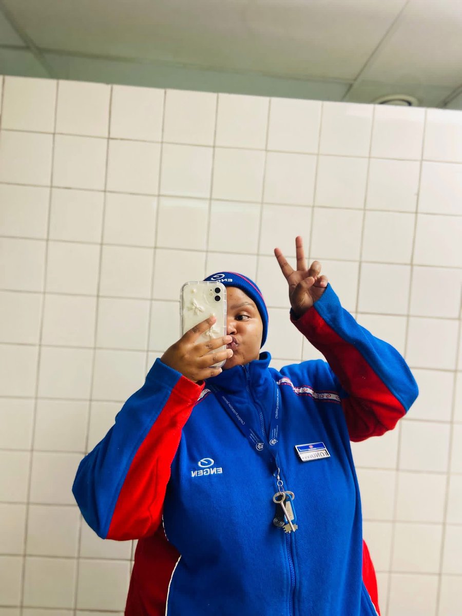 naytholo's tweet image. She worked as a petrol attendant to fund her studies 🤌🏻