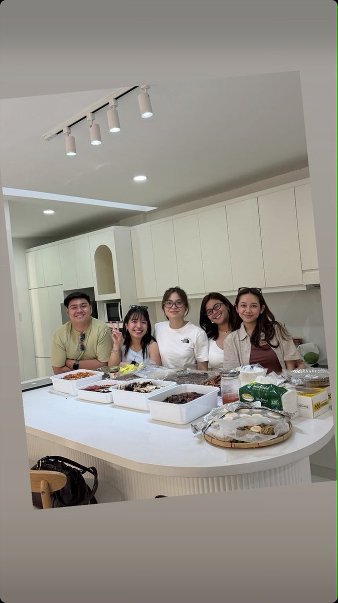 OMG KA MAGKAKASAMA NGA SILA PERO INCOMPLETE HEJSHAJAHAK HELLO MY CHILDHOOD🥹❤️‍🩹

andre garcia, nikki bagaporo, sharlene san pedro, miles ocampo and angel sy