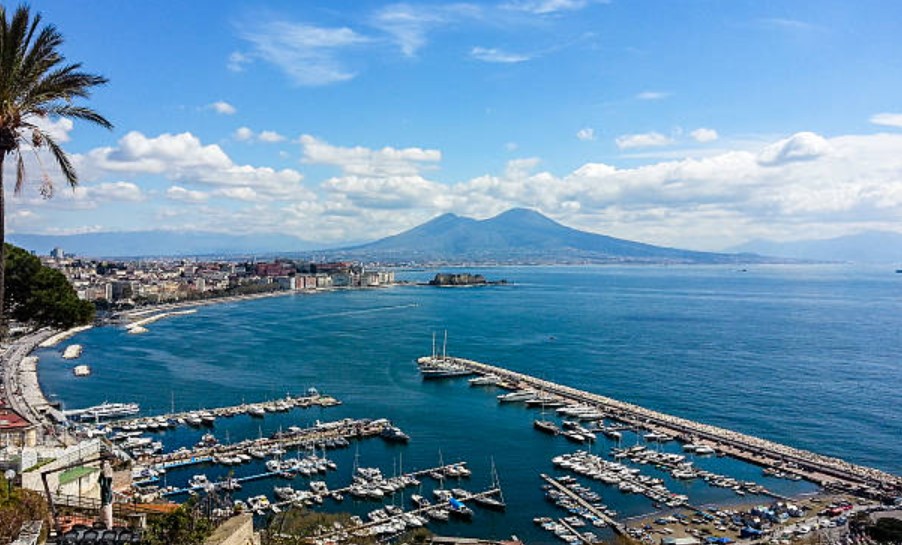 Characteristic Naples Via Toledo ENTIRE APARTMENT tweet media