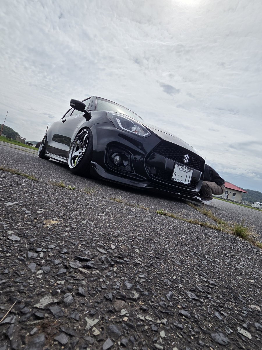 hq3max's tweet photo. スイフトオフ会！
初めて来たけど、どれもこれもかっこいい！
いろんなスイスポがおったけアイディアが浮かぶ浮かぶ！
こりゃ...楽しくなるのぉ！ https://t.co/qbVk32ocSE