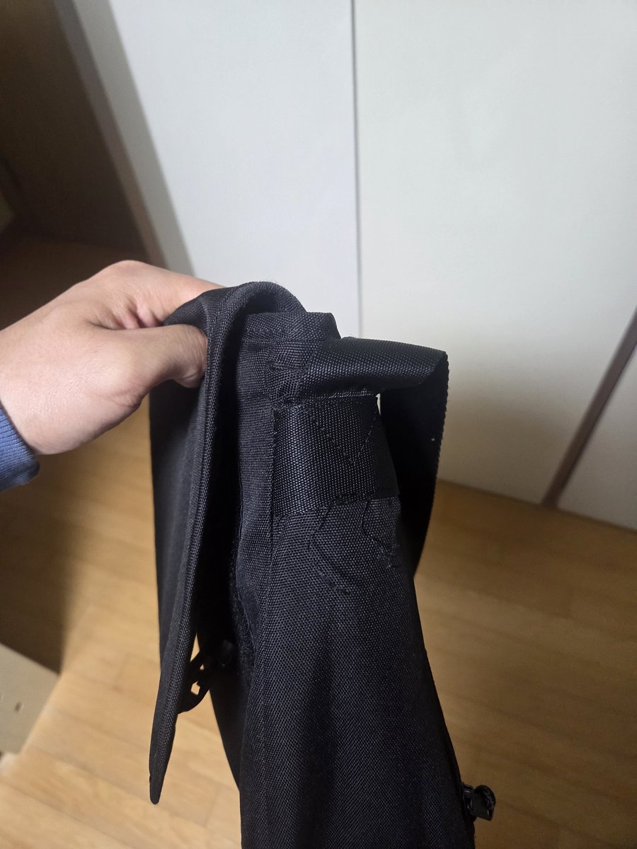 여자친구가 핑크빈 뽑아줬서 꼈는데
어떤곳에 걸려서 뜯겼나봄....