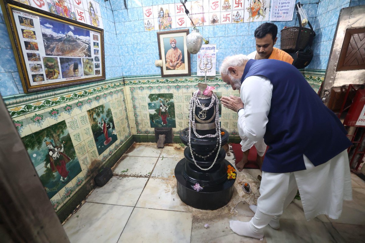 timesofindia's tweet image. #WestBengal | Prime Minister #NarendraModi offered prayers at the Thanthania Kalibari temple