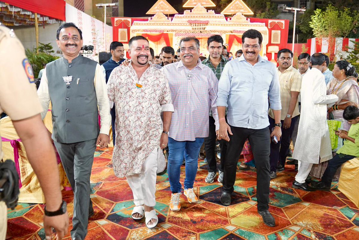 RaviDadaChavan's tweet image. शुभमंगल सावधान

श्री. सुभाष बाबाजी म्हस्के यांचा सुपुत्र चि. स्वप्निल आणि चि. सौ. कां. दर्शना यांचा विवाह संपन्न झाला. या मंगलसोहळ्याला उपस्थित राहून नवदाम्पत्यास शुभेच्छा दिल्या. 

#Wedding #Marriage #Hinduism