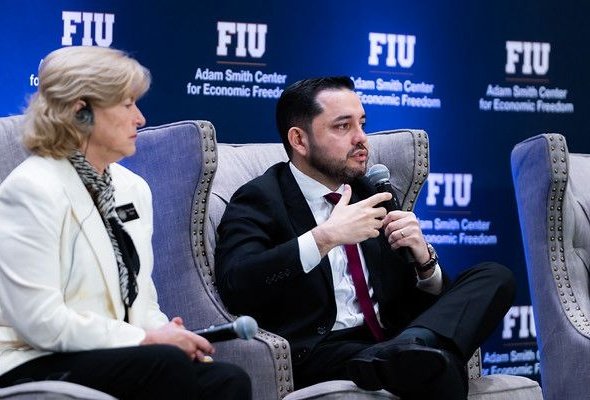 luisbello_asu's tweet photo. Planificar para crecer, gestionar para avanzar

Participé en la Mayors of the Americas Summit 2026, integrando e interviniendo en el panel “Planificación urbana e inversión: instrumentos para el desarrollo de ciudades competitivas”.

Expuse sobre Asunción, su crecimiento sostenido en altura, el impacto económico que eso genera y los desafíos que implica ordenar y planificar una ciudad en constante movimiento.

El intercambio con pares regionales nos permite sumar experiencias, incorporar nuevas miradas y seguir fortaleciendo la forma en que gestionamos la ciudad. También es una oportunidad para posicionar a Asunción, generar vínculos y abrir caminos que acompañen su desarrollo.

Seguimos trabajando para que estos aprendizajes se traduzcan en mejores decisiones y en una Municipalidad que acompañe el día a día de los vecinos.

Gobierno de Asunción — Gestionar es Servir.
