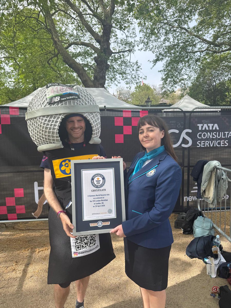 GWR's tweet image. Mic drop ✋🎤 Daniel Hudson completed the fastest marathon dressed as a microphone (male) in 3:35:51 ✨ - #LondonMarathon @LondonMarathon