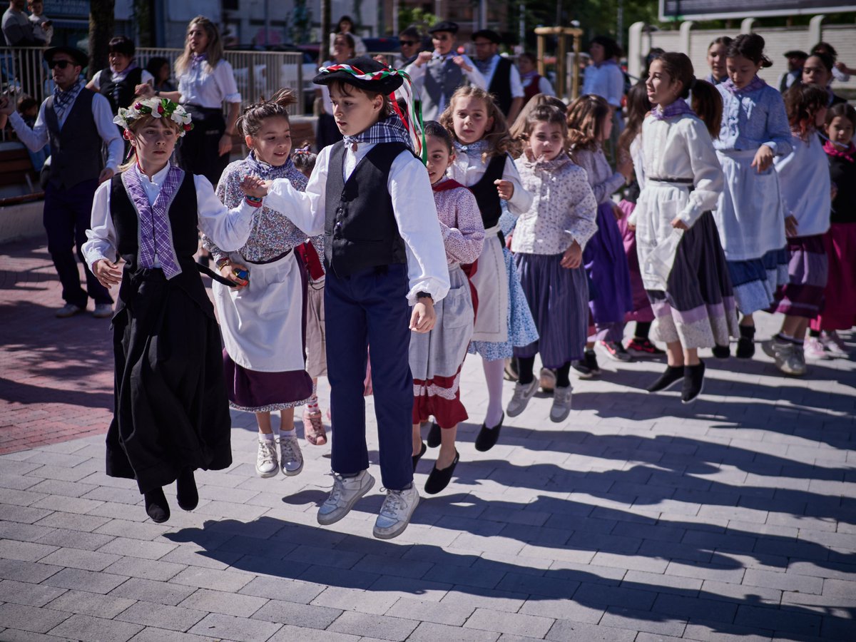 taxilari's tweet image. los Mayordomos del barrio de la #Txantrea salen del barrio hacia el ayuntamiento de la ciudad #Pamplona #Iruña para anunciar sus proximas fiestas . © Edu Sanz