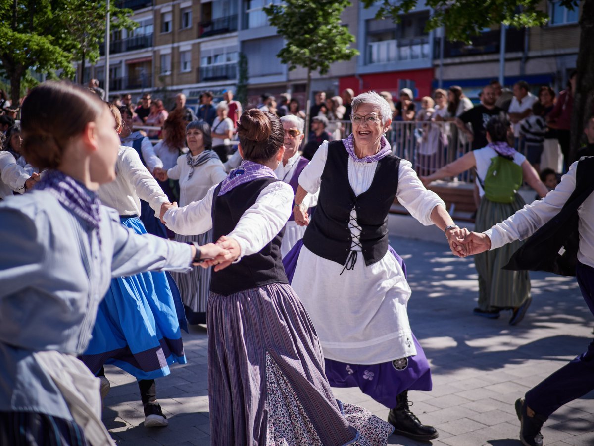 taxilari's tweet image. los Mayordomos del barrio de la #Txantrea salen del barrio hacia el ayuntamiento de la ciudad #Pamplona #Iruña para anunciar sus proximas fiestas . © Edu Sanz