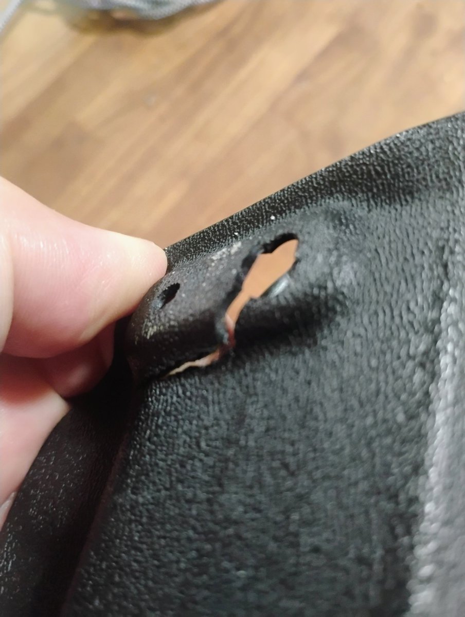 LibertQ_Death's tweet photo. @holster_knives is it common for your holsters to crack? https://t.co/Vl5pIUP29A