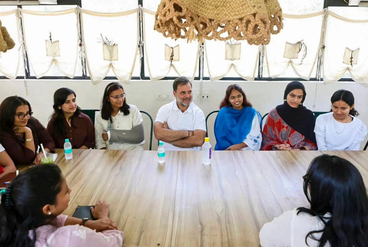 timesofindia's tweet image. #InPics | Leader of Opposition in the Lok Sabha Rahul Gandhi interacted with students from Delhi University and Gargi College in New Delhi, engaging in discussions on education, youth aspirations, and current affairs.

#RahulGandhi #DelhiUniversity #GargiCollege