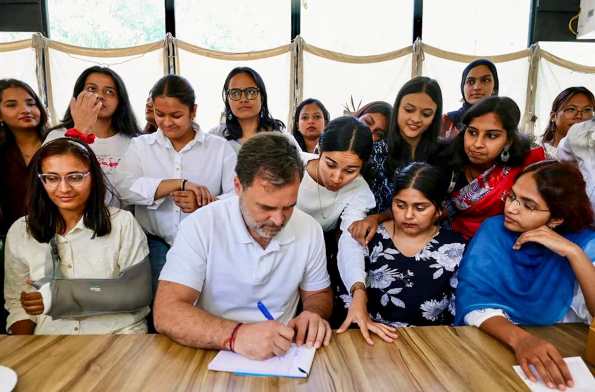 timesofindia's tweet image. #InPics | Leader of Opposition in the Lok Sabha Rahul Gandhi interacted with students from Delhi University and Gargi College in New Delhi, engaging in discussions on education, youth aspirations, and current affairs.

#RahulGandhi #DelhiUniversity #GargiCollege