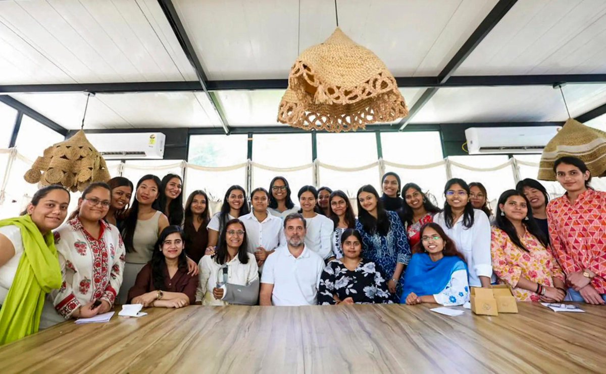 timesofindia's tweet image. #InPics | Leader of Opposition in the Lok Sabha Rahul Gandhi interacted with students from Delhi University and Gargi College in New Delhi, engaging in discussions on education, youth aspirations, and current affairs.

#RahulGandhi #DelhiUniversity #GargiCollege