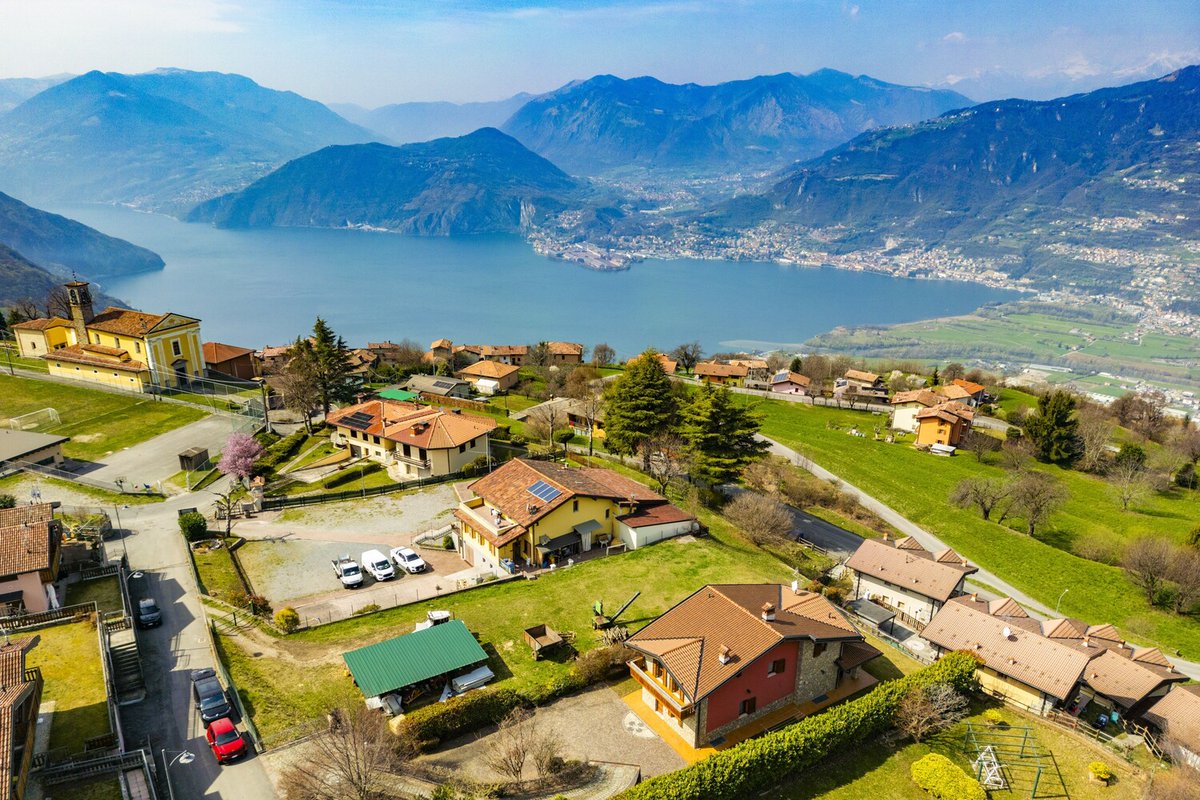 italianhouses's tweet image. 🏔️🌊 Villa in Pisogne with views over Lake Iseo—3 beds, 3 baths, garden, tavern &amp;amp; garages. Bright living spaces with balcony &amp;amp; porch 🌄 💶 €540,000

Live here year-round or enjoy it as a lakeside escape?
italianhousesforsale.com/property-in-it…
#PropertyItaly #Lombardy #Pisogne #LakeIseo