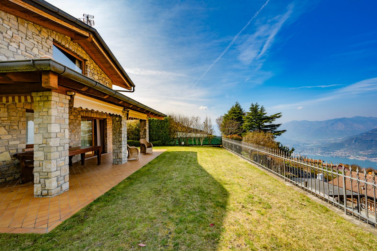 italianhouses's tweet image. 🏔️🌊 Villa in Pisogne with views over Lake Iseo—3 beds, 3 baths, garden, tavern &amp;amp; garages. Bright living spaces with balcony &amp;amp; porch 🌄 💶 €540,000

Live here year-round or enjoy it as a lakeside escape?
italianhousesforsale.com/property-in-it…
#PropertyItaly #Lombardy #Pisogne #LakeIseo