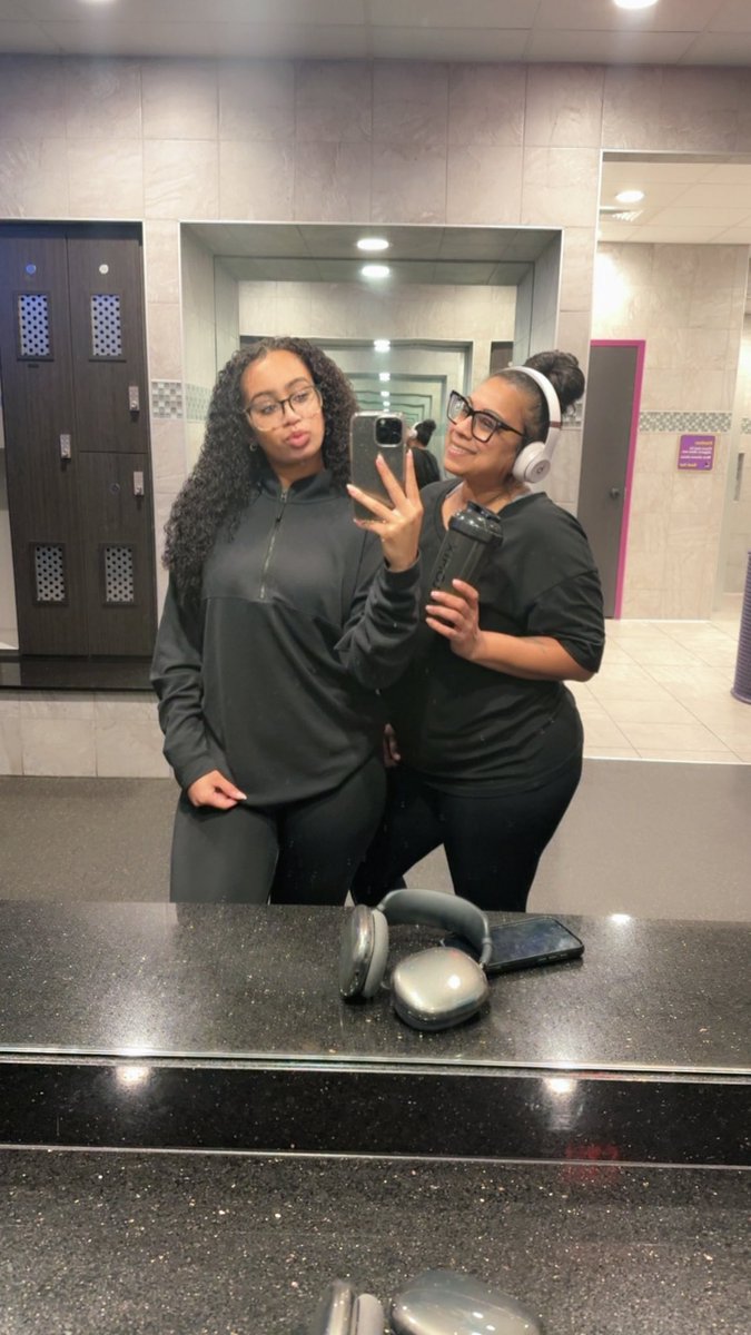 MelC930's tweet image. Always a good gym sesh when I can meet up with my daughter 🖤🥰 💪🏽 

Have a spectacular Sunday peeps ✨ 

#NewWeek
#SundayVibez 
#WorkOut