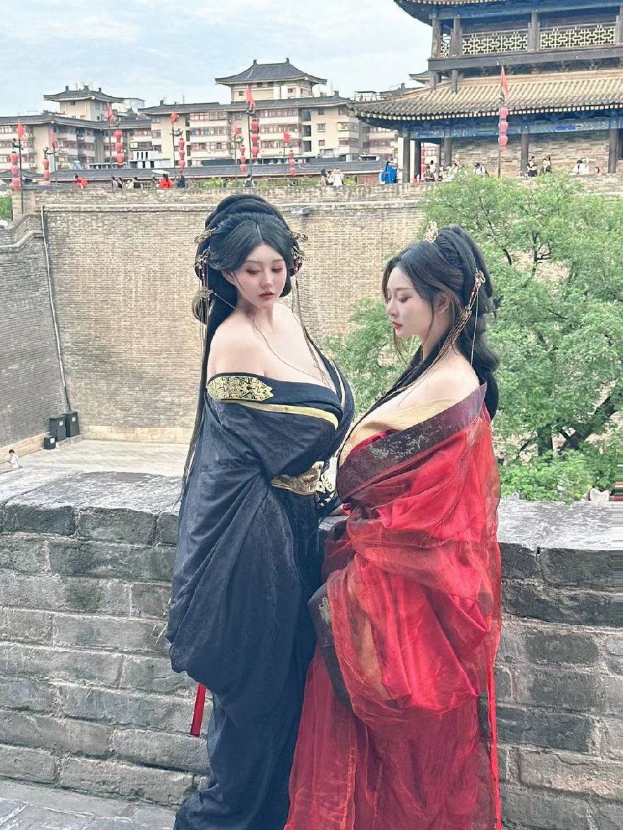 古城牆上的紅與黑，今天這組很有故事感，也很吸睛。

Red like fire, black like midnight — a cinematic fantasy mood today.

More eye-catching content waiting on iyaofans ✨ https://t.co/tHIVulYRhZ