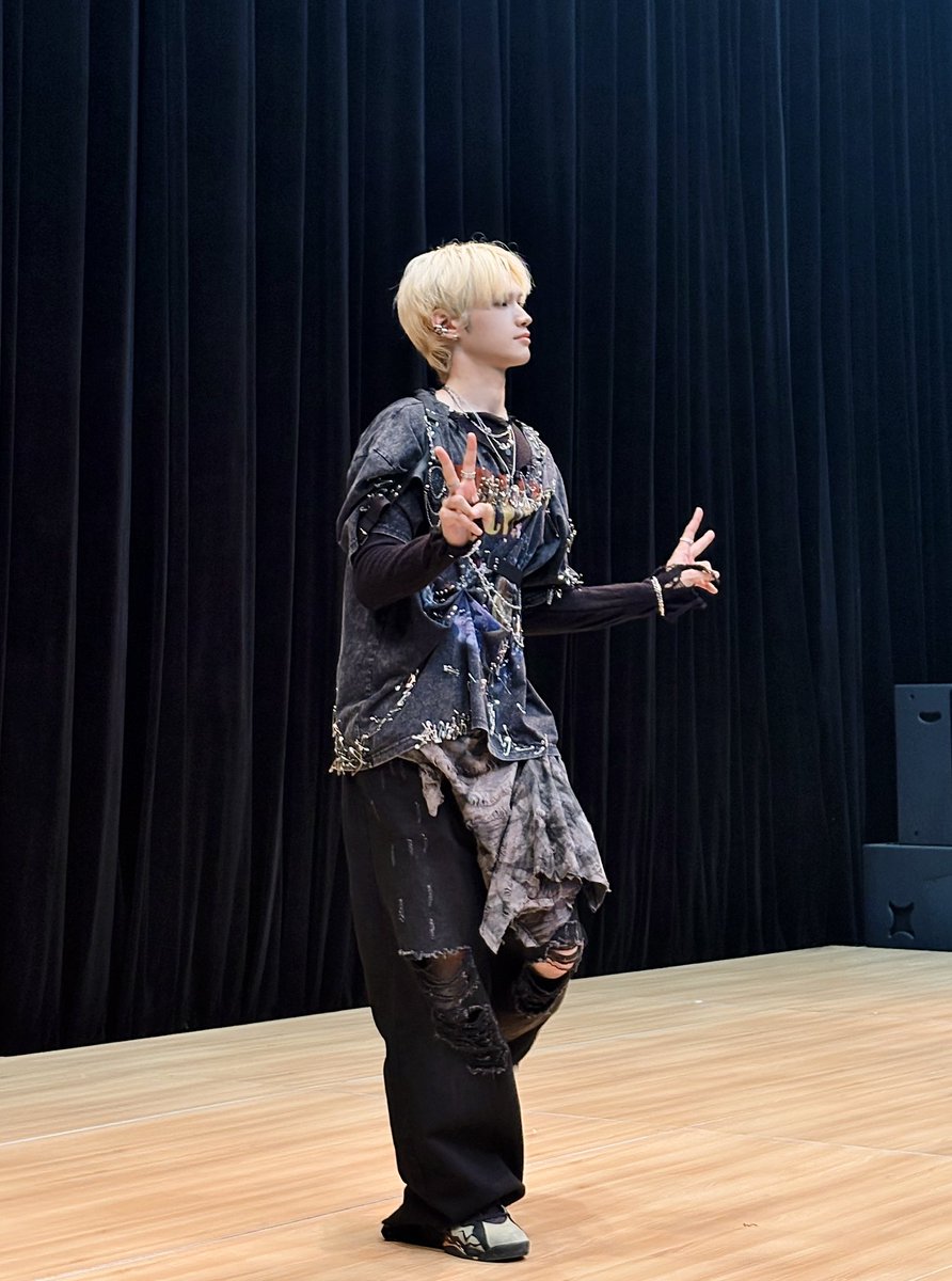 260426
Fan Sign #1stmusic 

'선라이트'모아 LEVEL UP!
'제이창' 님에게 어떤 것을 선물할까요?🎁
미니 개성 [귀여운 포즈] ✔️
... [👉👈] ?

#JayChang #제이창 #ジェイチャン
