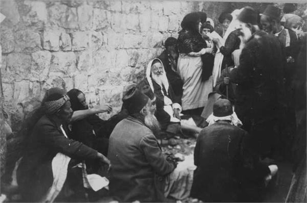 RabbiPoupko's tweet photo. 1927 Jewish residents of East Jerusalem at the Shimon Hatzadik (Sheikh Jarrah) neighborhood.

Between 1927 and 1948, Palestinians ethnically cleansed 100% of East Jerusalem's residents despite Jews being the majority. https://t.co/ZgZ62behIs