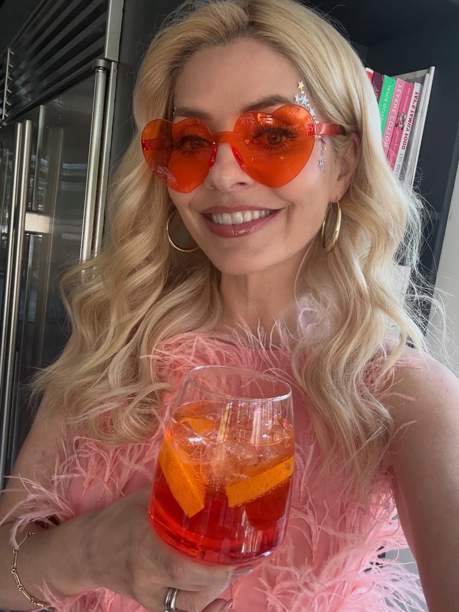 Love Queen Holly tweet media