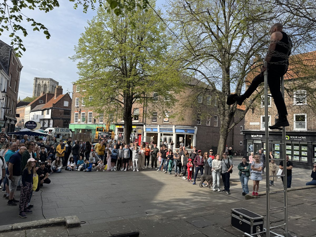 kingssquareyork's tweet image. Street shows today in the square #york #chainescape #streetperformer