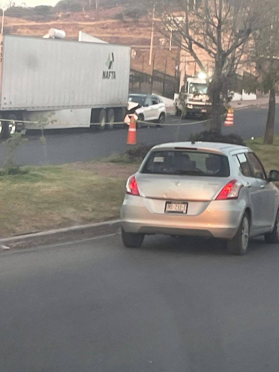 codice_informa's tweet image. 🚨 Fatal accidente vial en la zona de Viñedos

Esta mañana tuvo lugar un accidente de tránsito con saldo fatal en la zona de Viñedos. ⚠️

#Querétaro #Accidente #Emergencias #CódiceInformativo