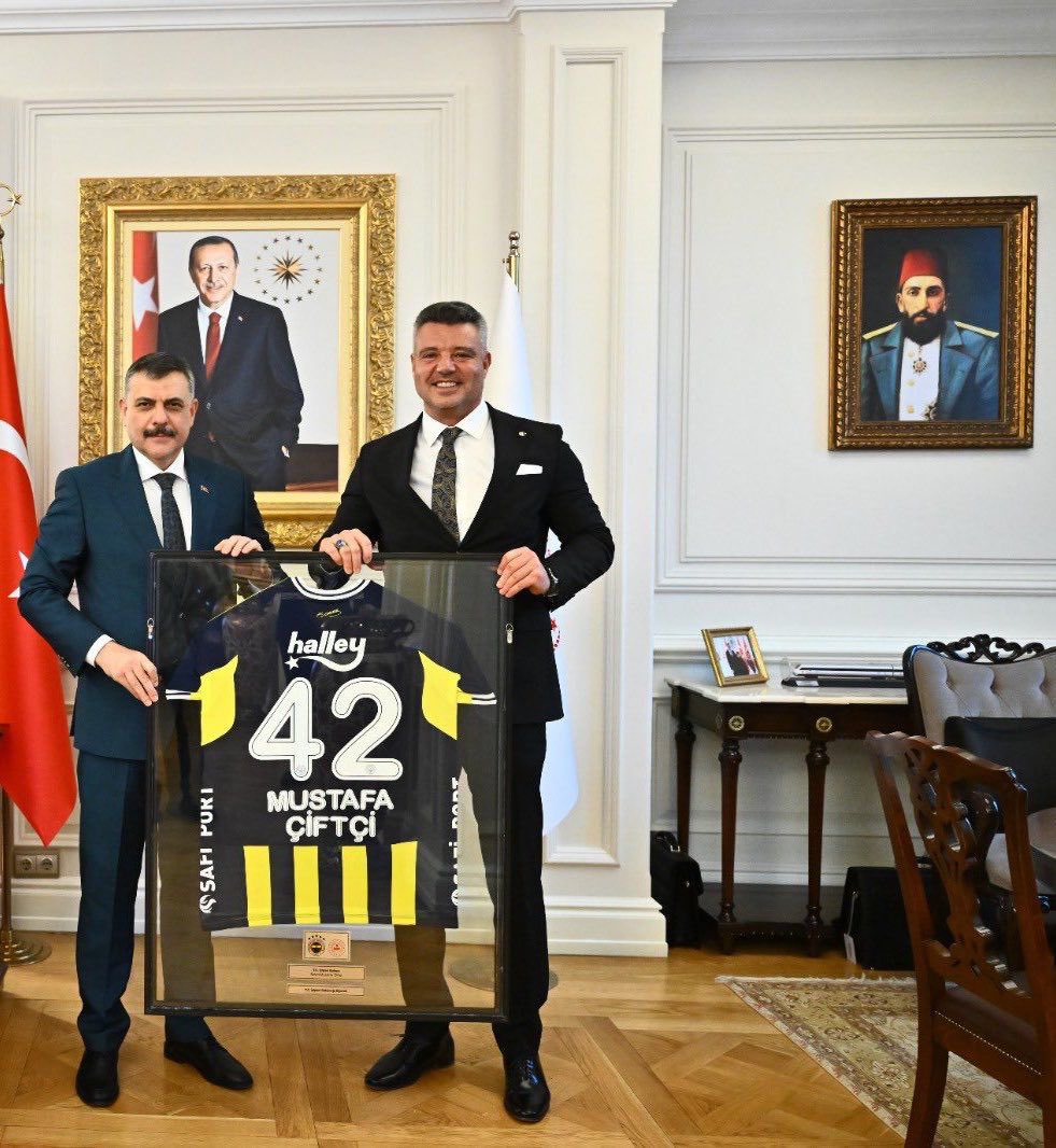 Emre Kongar, Bakan Çiftçi’nin makam odasına II. Abdülhamid’in portresini asmasını köşesine taşıdı:

• Yeni İçişleri Bakanı, odasına II. Abdülhamit’in resmini asmış.

• Duvarda Abdülhamit’in resmini görenlerden eleştiriler aldım; “Toplam 1.5 milyon kilometrekare toprak kaybeden,