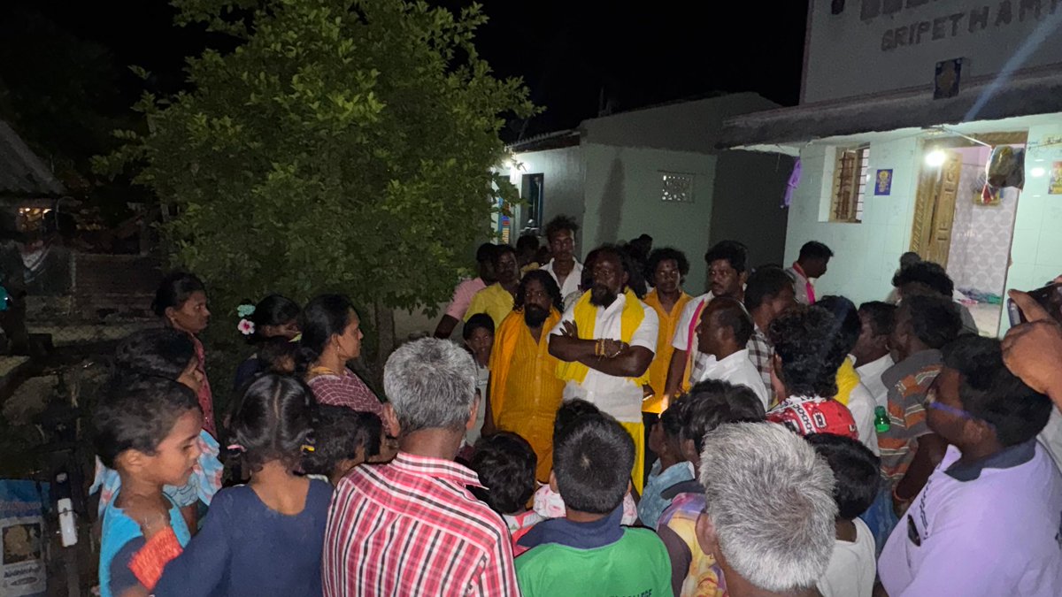 Melurthiru's tweet image. குடும்பத்தினருக்கு தமிழர் தேசம் கட்சி தலைவர் திரு.கே.கே.செல்வகுமார்‌ அவர்கள் ஆறுதல் கூறினார்..

மேலும், உயிரிழந்தோரின் குடும்பத்தினருக்கு உரிய நிவாரணம் கிடைக்க தமிழர் தேசம் கட்சி வழிவகை செய்யும் எனவும் உறுதியளித்தார்..

#FireWorks #Virudhunagar #KKSelvakumar