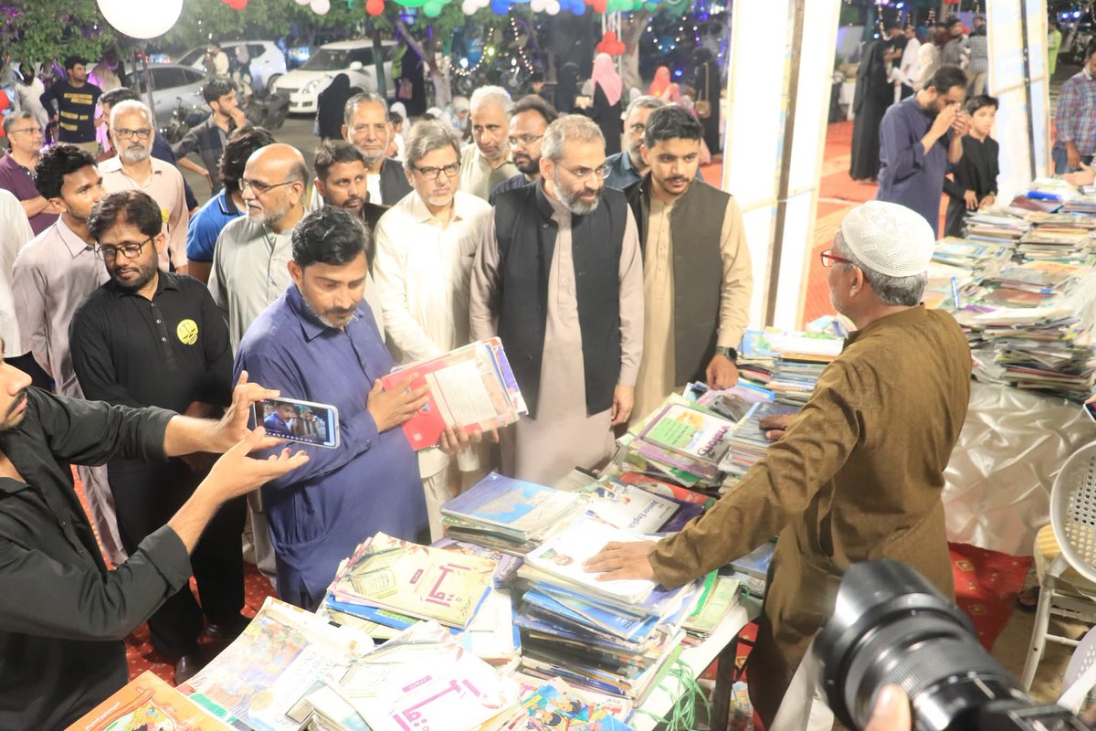 KarachiJamaat's tweet image. امیرجماعت اسلامی کراچی منعم ظفرخان جماعت اسلامی گلستان جوہر کےتحت پروفیسر غفور احمد روڈ جوہر موڑ پر پڑھو اور پڑھاؤ مہم کے سلسلے میں لگائے گئے کیمپ کا دورہ و خطاب کررہےہیں۔اس موقع پر امیرضلع شرقی نعیم اختر و دیگر ہمراہ موجود ہیں.
@monemzafarkhan 
#Karachi #education #books #school