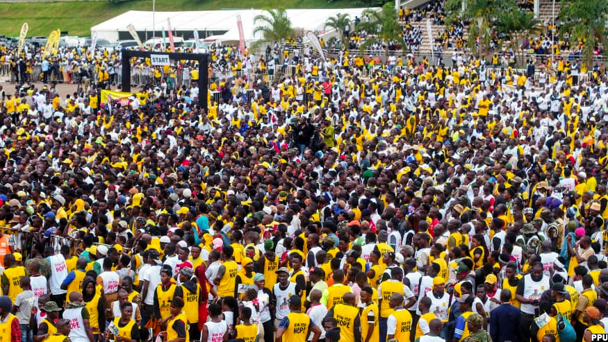 newvisionwire's tweet image. The Kololo Ceremonial Grounds were painted yellow and white as Ugandans participated in the charity birthday run for the Chief of Defence Forces (CDF), Gen. Muhoozi Kainerugaba, to celebrate his 52nd birthday.  

t.ly/FeT9h | #VisionUpdates
