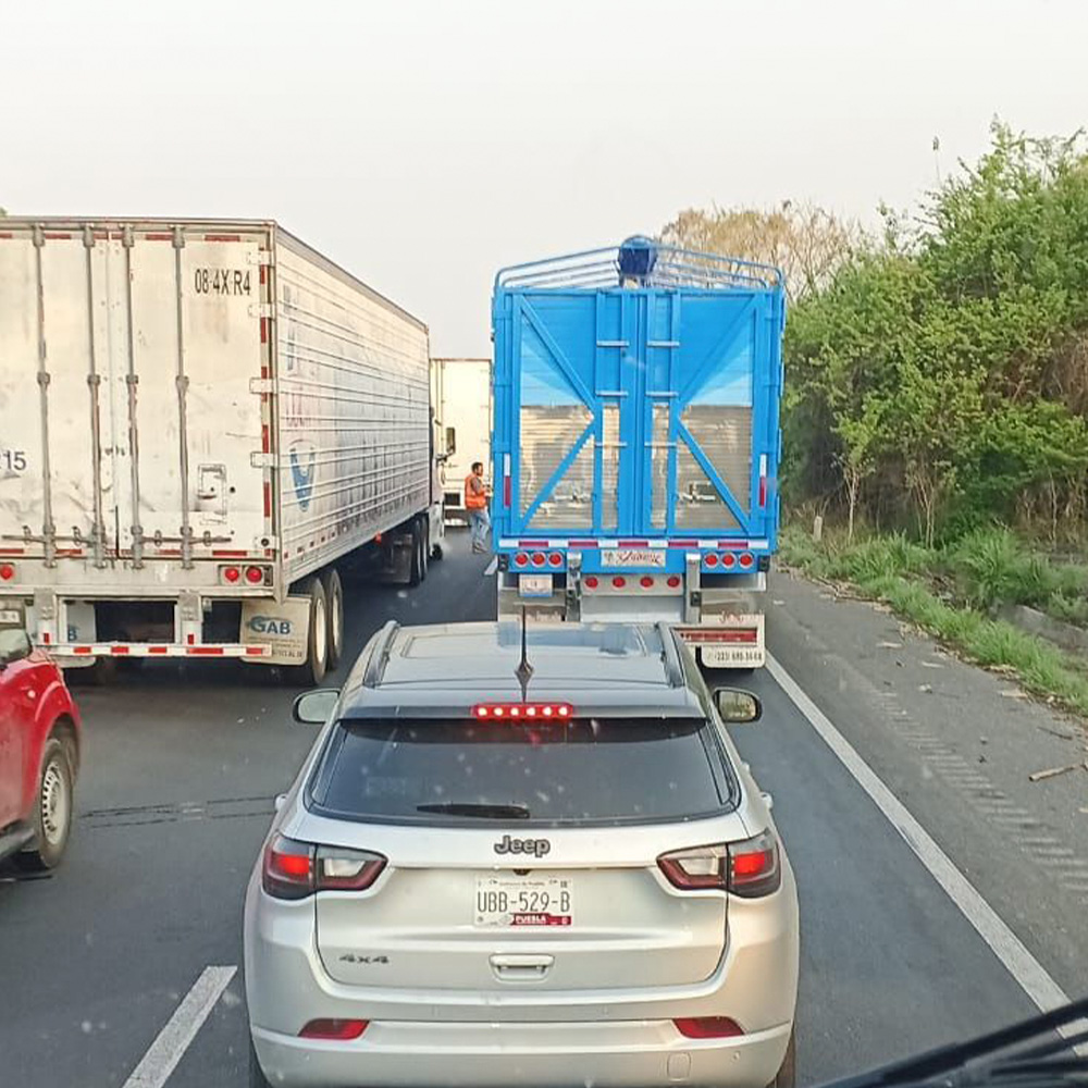 ELPINERO's tweet image. #FOTOREPORTE 📸 | #Veracruz: Tráfico lento de sur a norte a la altura del kilómetro 8, en dirección a La Tinaja, tras registrarse un choque la mañana de este 26 de abril de 2026.

➡️ Se recomienda circular con precaución en la zona y atender indicaciones de las autoridades.