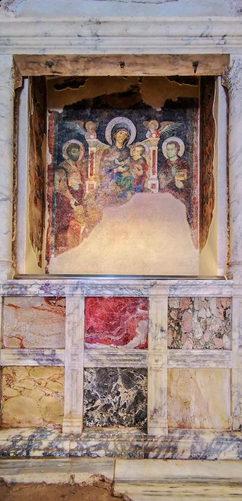 antmoose's tweet image. This #SpoliaSunday, we step back into the 1290s to see one of the most magnificent #tomb monuments of #medieval #Rome. It's in the #rotunda on the #viaSacra called the #TempleofRomulus, the vestibule of the late-antique church of SS. Cosma e Damiano, a tomb rich in #spolia.