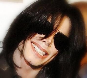 MonalisaBoop's tweet image. Pessoas no mundo que mais amam/amaram e usam/usaram o famoso óculos aviador (modelo Ray-Ban Aviator):
1º MICHAEL JACKSON

2º TOM CRUISE

3º EU 🤭
#Michael #tomcruise #rayban #aviador #aviator