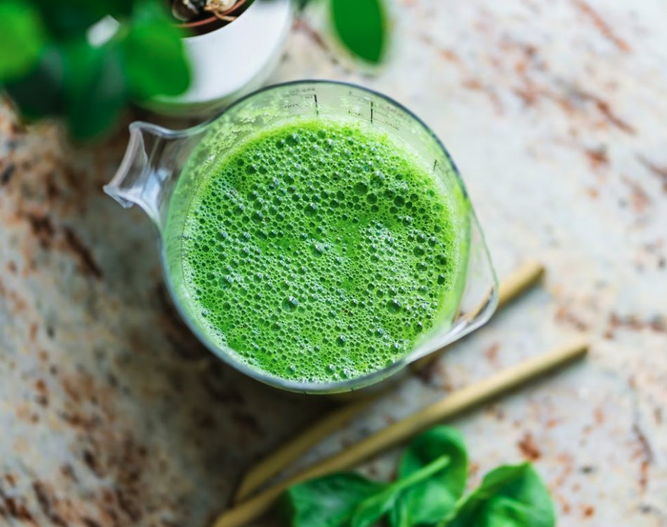 FATLEOPARDx's tweet image. Green Protein Smoothie Bowl
1 cup Greek yogurt (probiotic)
1/2 cup spinach (fiber-rich veggie)
1/2 banana
1/4 cup oats (whole grain)
1 tsp ginger (metabolism booster)
Top with: sliced almonds (healthy fats) and berries
#smoothies #healthy #food