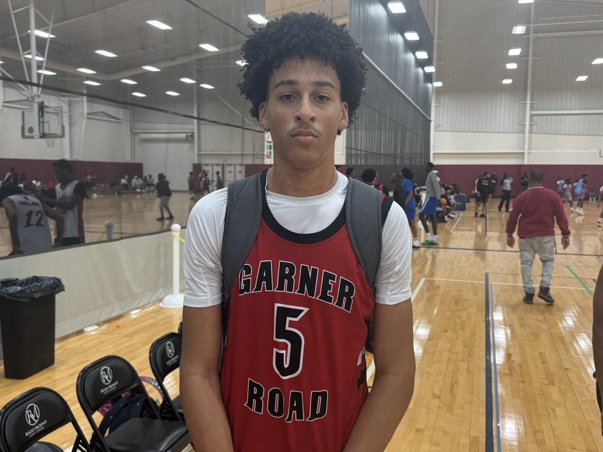 xxLontexx's tweet photo. @BucketReel Langston Johnson (Garner Road)

Possesses some high level skills on the offensive end. Inside-out scorer with a good shot diet. Worked well at the nail on the floor &amp; either hit the jumper or got downhill. Lethal shooter of the catch. Rebounded &amp; protected the rim well also https://t.co/tIUor8T9QA