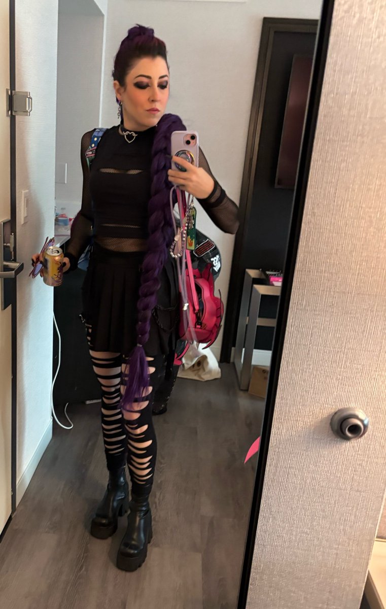 chompy gigante 🎃💜 #caitvi tweet media