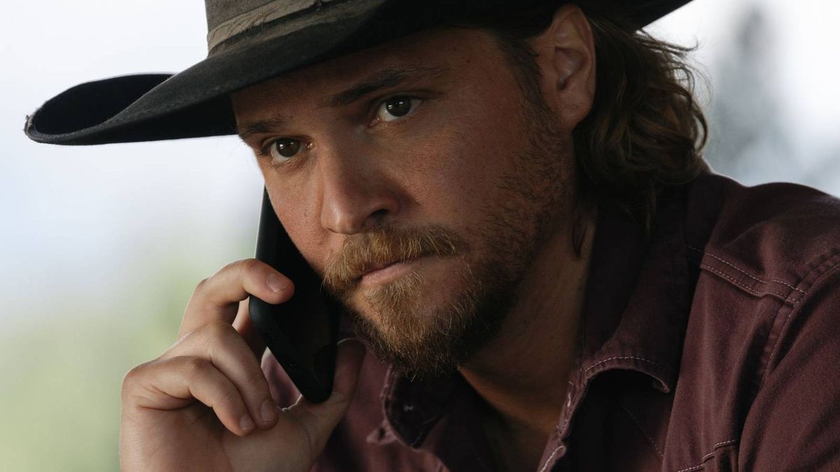 screenrant's tweet image. Luke Grimes reveals that there was originally a bigger plan for those stolen dinosaur bones that would have played out in the #Yellowstone season 2 finale. 🦴

Kayce was set to go on a solo adventure to recover these bones, but #Paramount executives ultimately vetoed the idea,