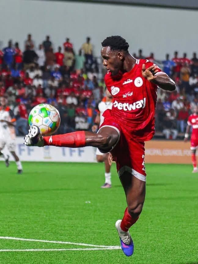 RevocatusMagum1's tweet photo. 🚨TALENT INAONGEA ✍️

Mimi Siyo kama wale wachambuzi wa Ifutari waliotekwa na Utamu wa Kuku na biriani wakasema huna Kiwango,Miguu inawajibu,Midomo yao inasonya...
The real baller,Magic touch.

Wakiukuuliza Unapenda nini kwa Anicet Oura waambie zile dribble past defenders one-on-one, or zile cut inside to shoot.Miguu yake inaongea sana kama Muha akibishana.

 Wambie zile elite acceleration, technical dribbling, and unpredictabilit zinafanya Nione Mpira ni Kama Professional ya Pale UDSM Lakini nikikumbuka zile Fending za Cloutus Chotta Chama ndipo utajua football is a talent, Anicet Oura is a Real Talent...
Siyo kila Mchezaji anaweza kuwa Inverted Winger, Tanzania Inverted Winger ni Wawili tu na Mmoja wao ni Anicet Oura.

Kama unaandika Mpira basi muandike Anicet Oura the Inverted Winger From Ivory Coast.