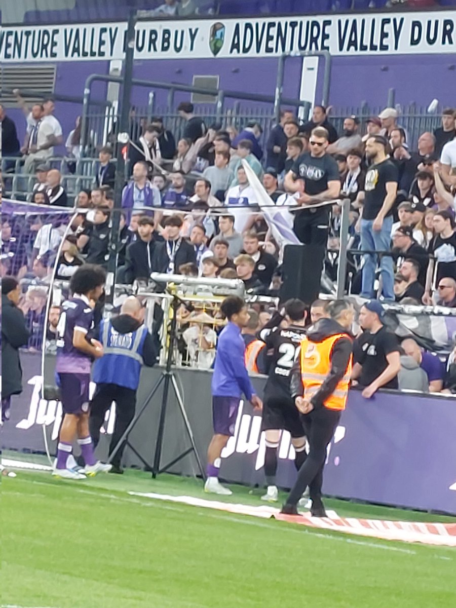 _Gillou_79's tweet photo. Merci à Coosemans, Saliba,  Angely,Cvetkovic (caché par Angely) d'être venu près des supporters,  Mr. Hazard préfère ce cacher , je rappelle c'était lui le capitaine quand Coosemans était out ! #ANDUSG https://t.co/yTuiJl8liA