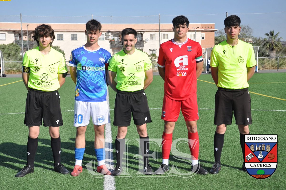 FutbolArbitros's tweet photo. 🏆  #JuvenilNacional 

⚽️ @cddiocesanofb 🆚 @CDZafra 

⚖️ Árbitros de la delegación de Cáceres

📸 @cddiocesanofb https://t.co/B0PXBKE93M