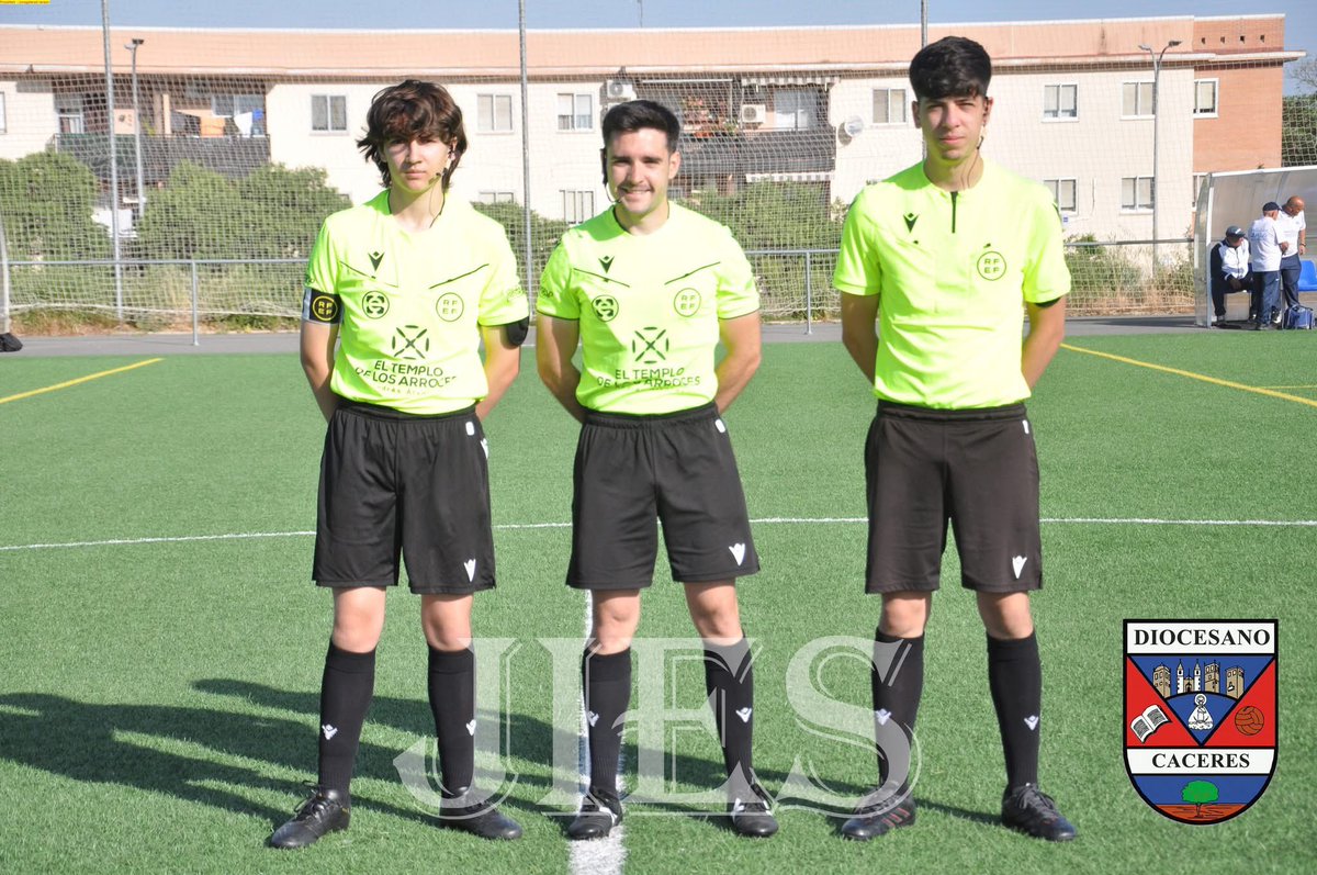 FutbolArbitros's tweet photo. 🏆  #JuvenilNacional 

⚽️ @cddiocesanofb 🆚 @CDZafra 

⚖️ Árbitros de la delegación de Cáceres

📸 @cddiocesanofb https://t.co/B0PXBKE93M