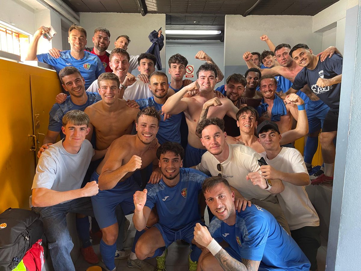 Fepe_Getafe3's tweet photo. Que noooo, que no tiene ningún sentido... Y queremos que siga sin tenerlo.

Victoria de oficio del primer equipo que se celebra cómo se merece.
  
#EnamoradosDelFEPE💙 https://t.co/XbZvWgYZvP