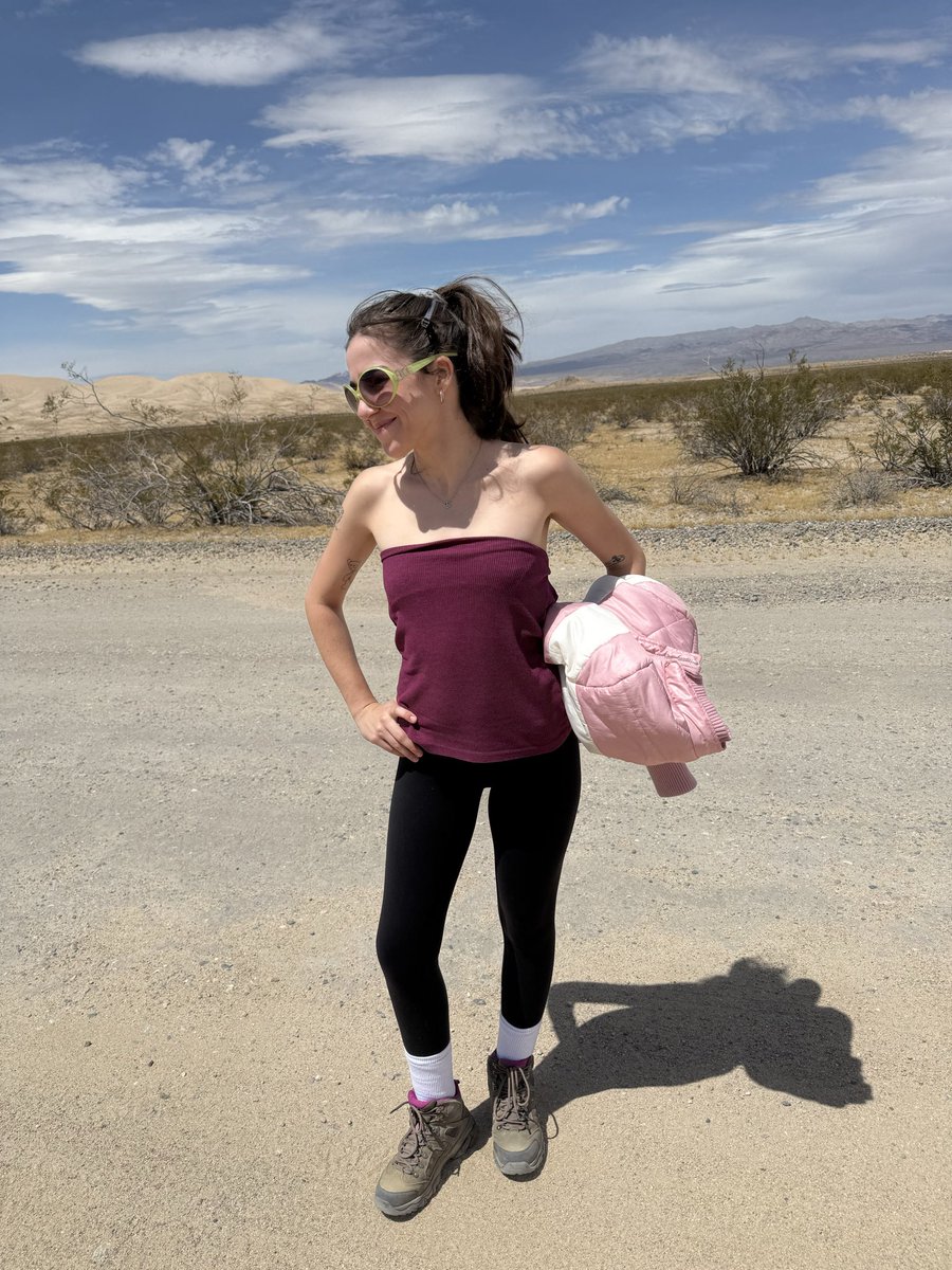 oliviaaelaine's tweet image. Got too hot in my long sleeve #dune