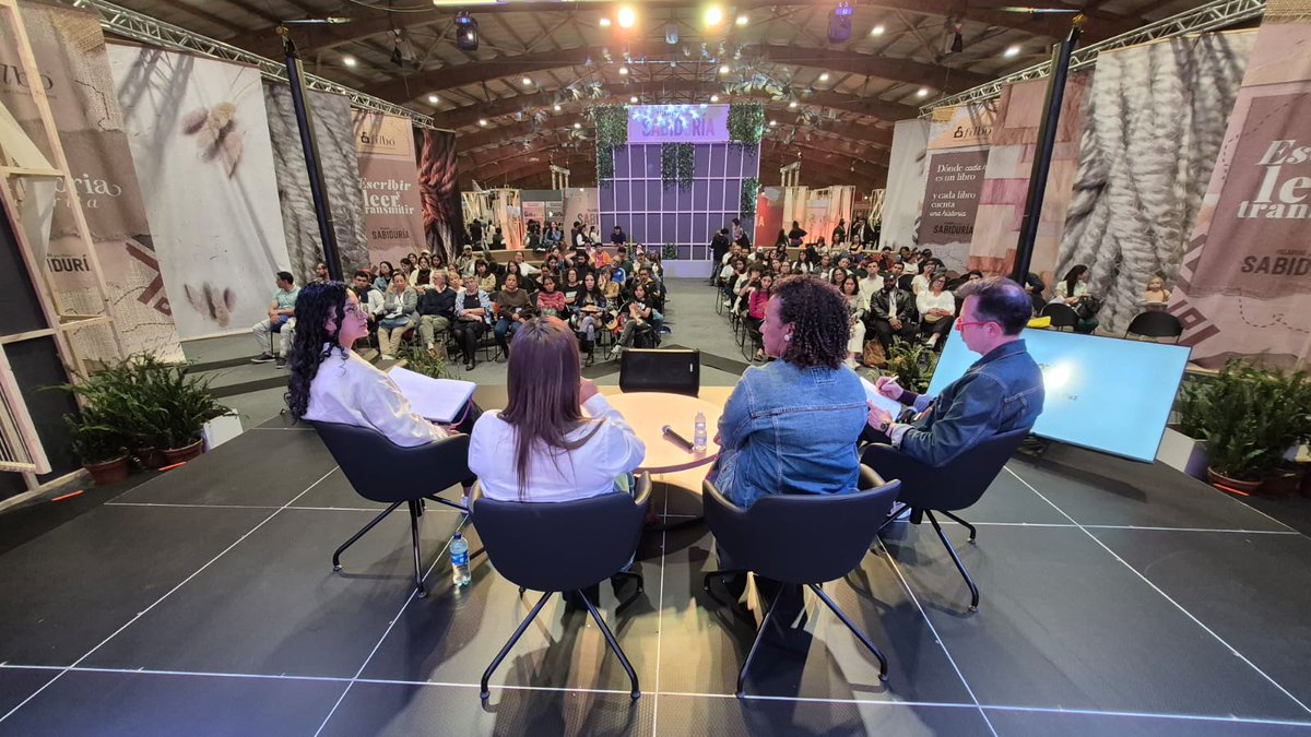 ComisionadoPaz's tweet photo. En la #FILBo2026 realizamos el conversatorio ‘Mujeres y territorio: feminización de la paz’

Conversamos con Niza Uribe Lemos, delegada del Gobierno nacional en el Espacio de Conversación Sociojurídico de Paz Urbana en Quibdó, y Martha Ceballos Vega, defensora de derechos humanos de Nariño, sobre el liderazgo de las mujeres en los territorios y sus aportes en la construcción de paz, así como los desafíos que enfrentan para fortalecer la paz en sus comunidades.

Desde la Consejería Comisionada de Paz estamos fortaleciendo los escenarios para escuchar e incluir las voces de las mujeres en las rutas de consolidación de paz en los territorios.